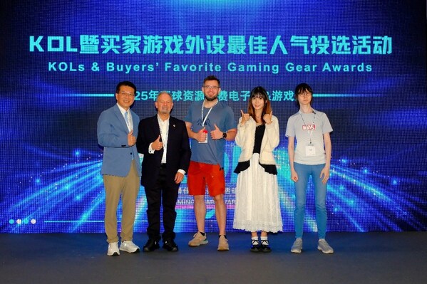 KOL评审右起：中国香港ValorGear、英雄联盟赛事官方解说瞳夕、波兰Zinemniak、NASEF首席执行官Gerald Solomon