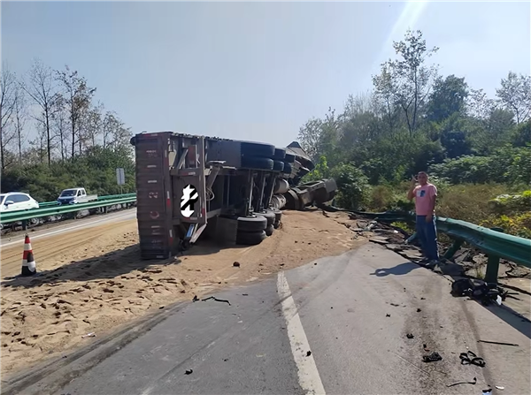 比亚迪海狮07撞翻大货车：自动降车窗 三人无碍