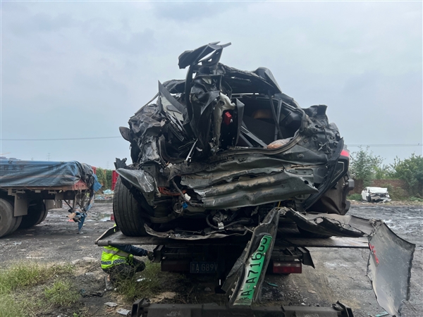 极氪001被大货车追尾报废 全车人没事！车主又订了一台001