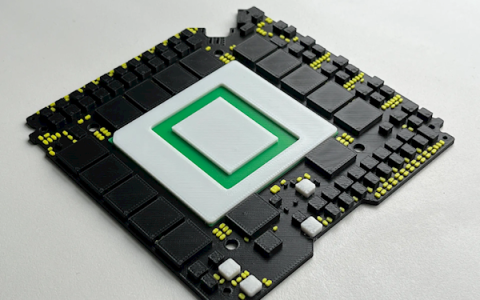 有人做了个RTX 5090公版PCB杯垫！还原度100％