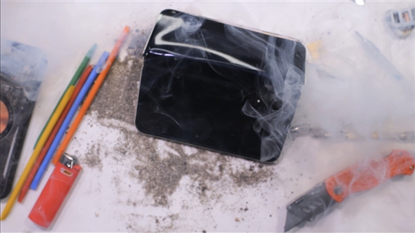 博主徒手掰谷歌Pixel 10 Pro Fold时手机突然起火爆炸：第一次遇到这种情况