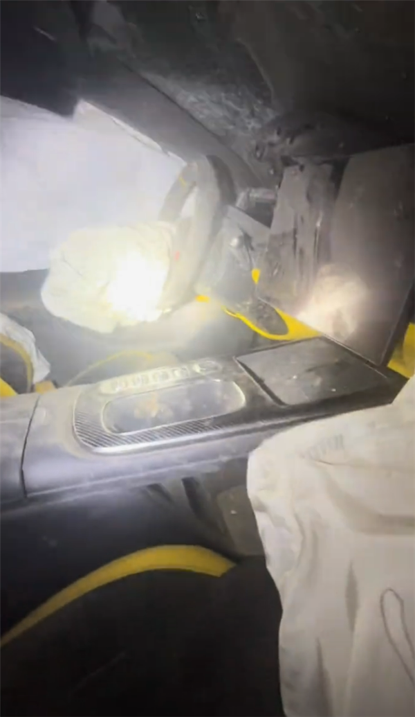 新疆一小米SU7 Ultra飞坡10多米翻滚多圈 车主感谢雷军：门能开 没起火