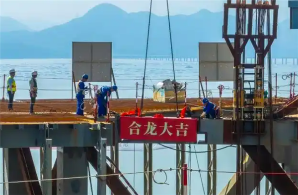 120米高空对接！深圳大湾区6000吨“巨龙”现毫米级合体