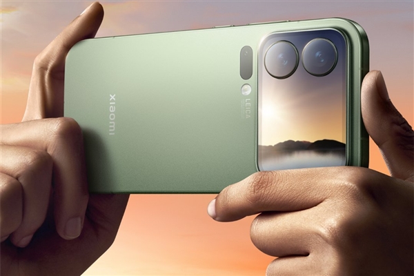 央视记者展示小米17 Pro的背屏玩法：联合国发言人发出惊呼