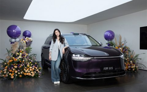 演员蒋欣成问界M9车主：选了银境紫全新配色