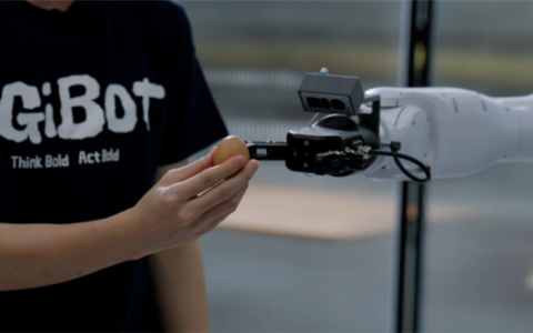 智元精灵G2机器人发布：全球首款十字腕力控臂