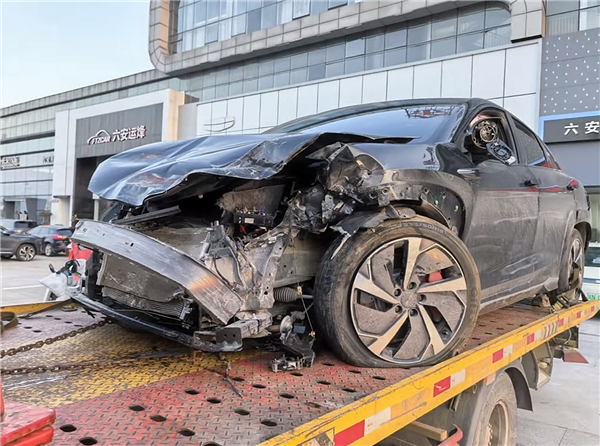 比亚迪海狮07撞翻大货车：自动降车窗 三人无碍