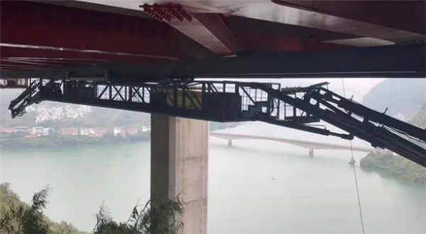 国内首台！智能行轨式桥检车成功通电运行