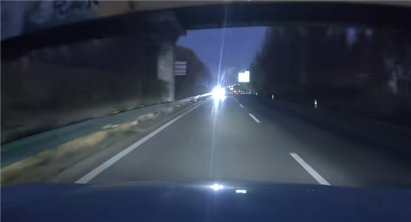 齐齐哈尔高速一SUV开远光逆行 交警：已锁定车辆 将严惩！