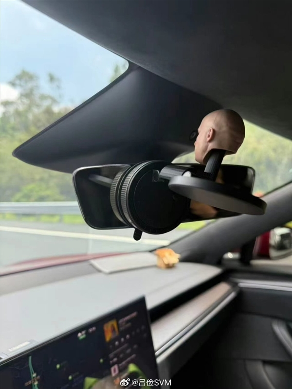 为躲避特斯拉FSD车内合规检测 车主在摄像头处放了一个模型人头