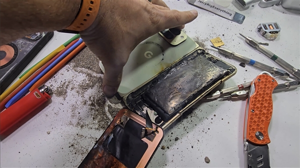 博主徒手掰谷歌Pixel 10 Pro Fold时手机突然起火爆炸：第一次遇到这种情况