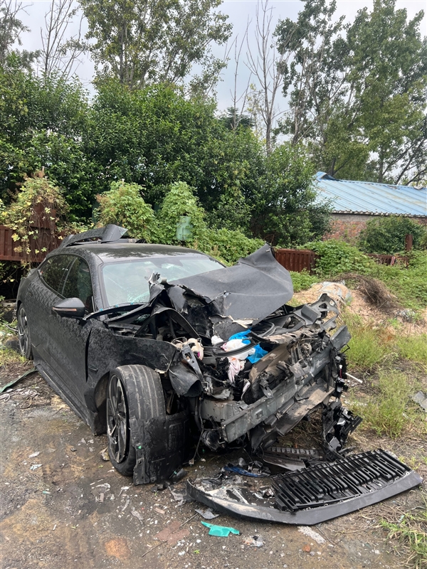 极氪001被大货车追尾报废 全车人没事！车主又订了一台001