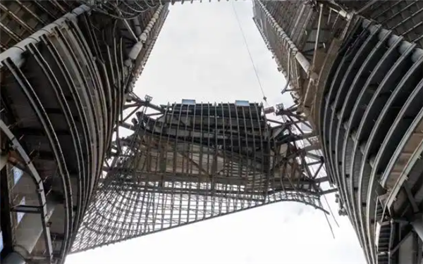 120米高空对接！深圳大湾区6000吨“巨龙”现毫米级合体