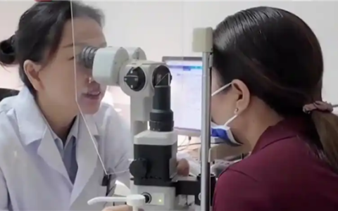 女子用筋膜枪按眼部震出白内障失明 医生：眼睛无法适应高频震动