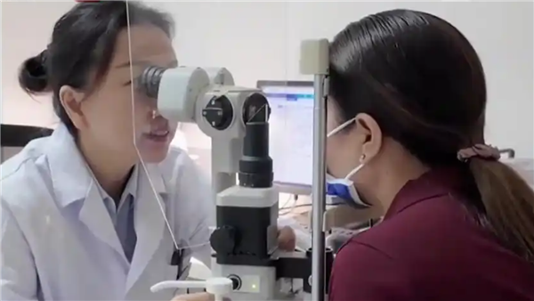 女子用筋膜枪按眼部震出白内障失明 医生：眼睛无法适应高频震动