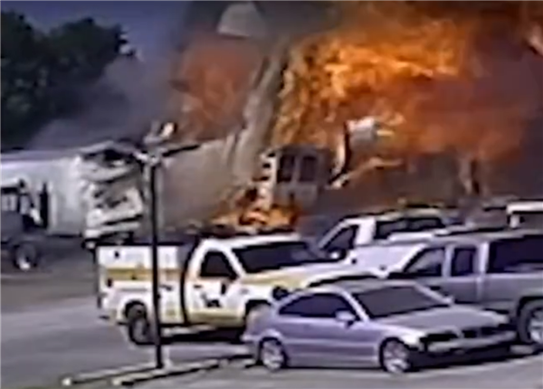 三天连续三起坠机事故！美国又一小飞机坠毁高速公路 已致2死1伤