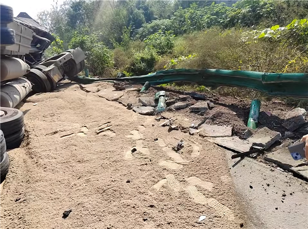 比亚迪海狮07撞翻大货车：自动降车窗 三人无碍