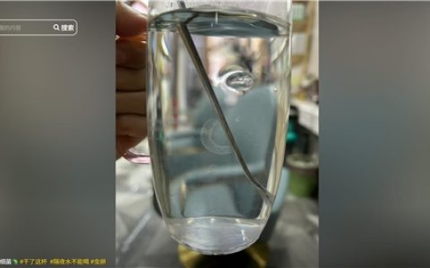 女生发现隔夜水中有漂浮物 网友：“隔夜水最好不要喝”具象化了