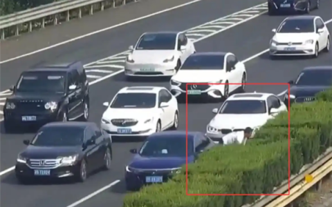 熊孩子发脾气扔出金项链 父母不顾一切在高速上停车寻找