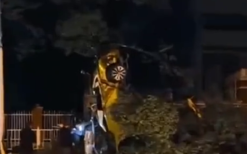 重庆一汽车发生翻车事故：车尾朝天靠树上 气囊弹开男子自行脱困爬出