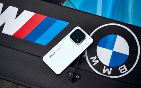 iQOO 15为何能拿到三星最好的手机屏：产品经理解释原因