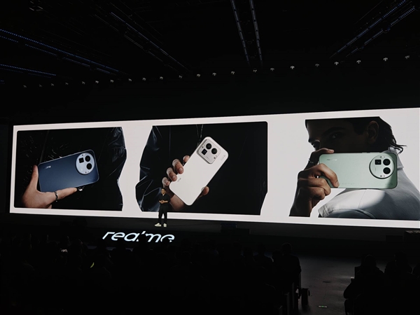 真我GT8 Pro行业首创机械拼装设计：外观颠覆行业