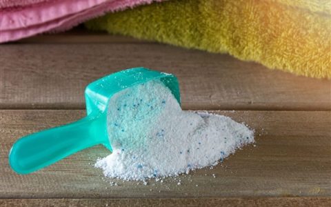 女子照出全家发光源头竟是洗衣粉：全家人衣物存在荧光现象