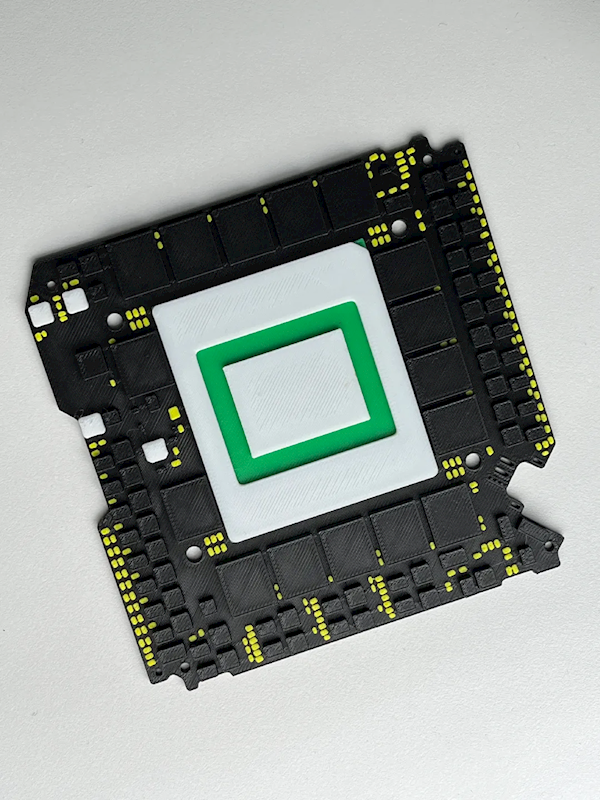 有人做了个RTX 5090公版PCB杯垫！还原度100％