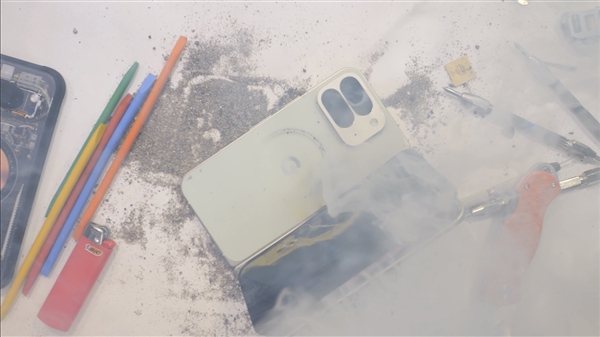 博主徒手掰谷歌Pixel 10 Pro Fold时手机突然起火爆炸：第一次遇到这种情况