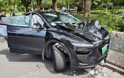 特斯拉销售展示车辆零百加速性能 结果一脚电门把两位客户送进医院