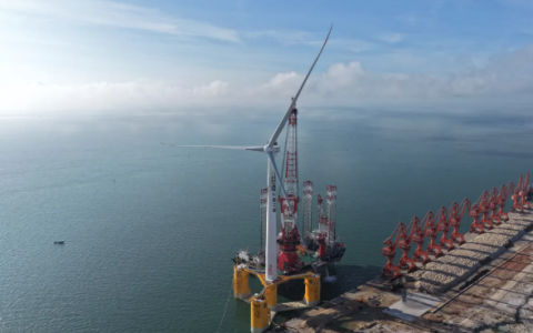 全球首台！16兆瓦漂浮式风电机组“三峡领航号”完成组装