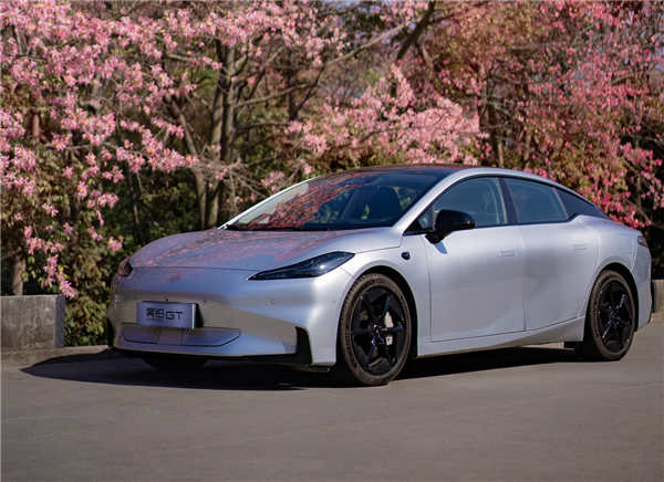 15万买中型纯电性能轿跑！广汽昊铂GT全新Lite版上市