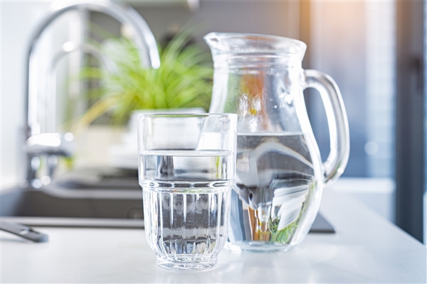 女生发现隔夜水中有漂浮物 网友：“隔夜水最好不要喝”具象化了