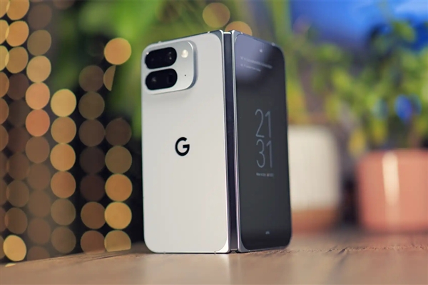 博主徒手掰谷歌Pixel 10 Pro Fold时手机突然起火爆炸：第一次遇到这种情况