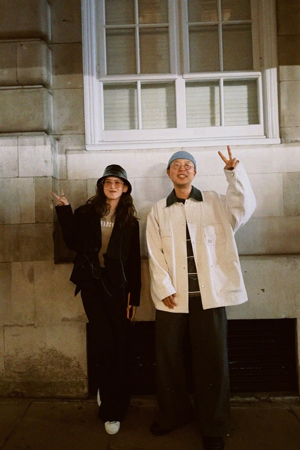 杜海涛晒与章泽天伦敦看展合照 章泽天一头蓬松卷发 松弛感拉满