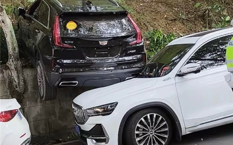 女子油门当刹车猛踩 没上牌的凯迪拉克XT4骑到星越L头上