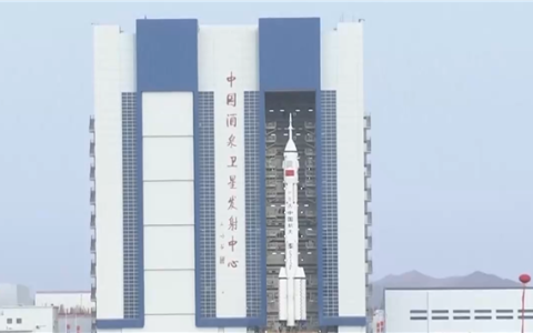 神舟二十一号船箭组合体垂直转运 近期择机发射