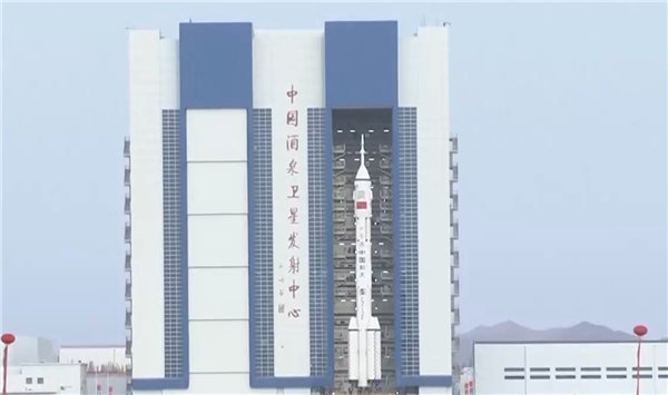 神舟二十一号船箭组合体垂直转运 近期择机发射