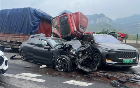 极氪001被大货车追尾报废 全车人没事！车主又订了一台001