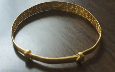 女子集市上免费洗金镯被洗掉5克：摊贩用“王水”盗窃黄金
