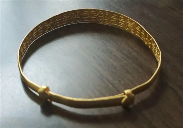 女子集市上免费洗金镯被洗掉5克：摊贩用“王水”盗窃黄金