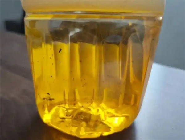 女子集市上免费洗金镯被洗掉5克：摊贩用“王水”盗窃黄金