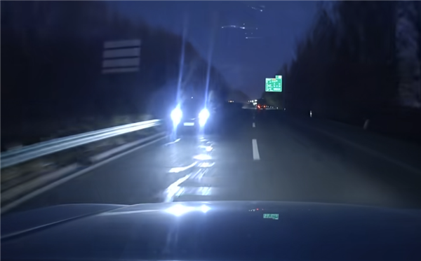 齐齐哈尔高速一SUV开远光逆行 交警：已锁定车辆 将严惩！