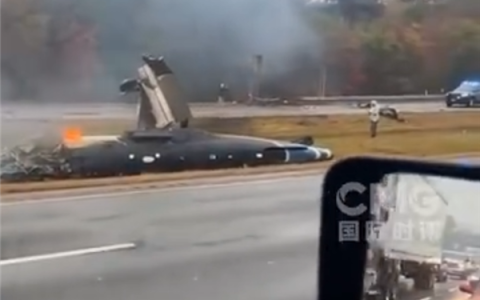 三天连续三起坠机事故！美国又一小飞机坠毁高速公路 已致2死1伤
