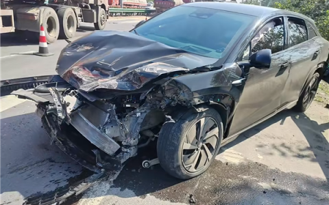 比亚迪海狮07撞翻大货车：自动降车窗 三人无碍