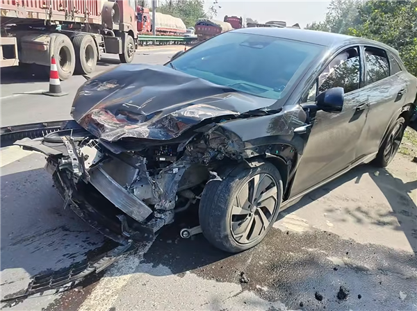 比亚迪海狮07撞翻大货车：自动降车窗 三人无碍