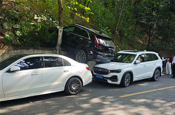 女子油门当刹车猛踩 没上牌的凯迪拉克XT4骑到星越L头上