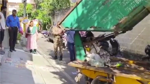 把垃圾被送回乱扔垃圾人家门口 印度以毒攻毒羞辱惯犯