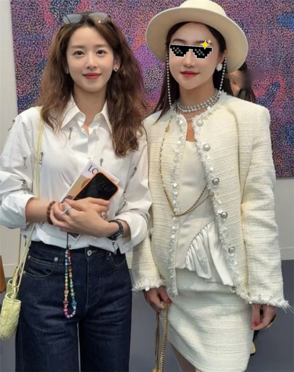 杜海涛晒与章泽天伦敦看展合照 章泽天一头蓬松卷发 松弛感拉满