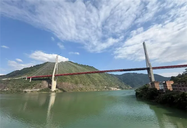 国内首台！智能行轨式桥检车成功通电运行